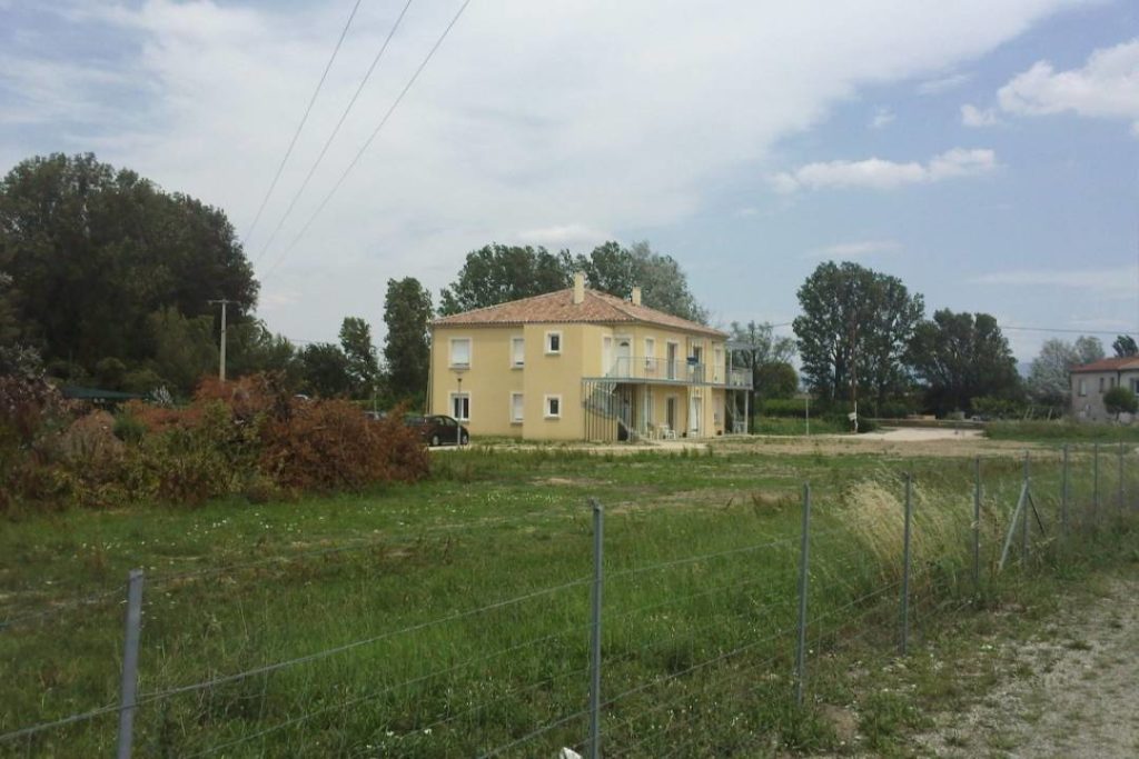Construction de logements agricoles avec ossature métallique - AFD Architecte