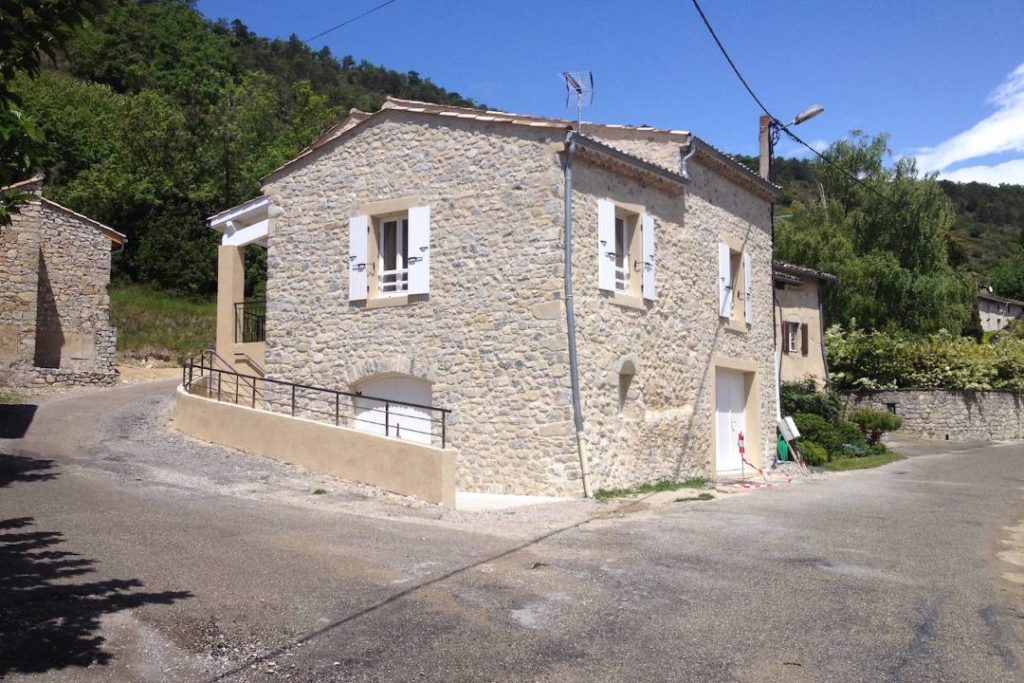 Réhabilitation d'une maison de village par AFD Architecte