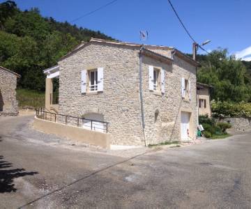 Réhabilitation d'une maison de village par AFD Architecte